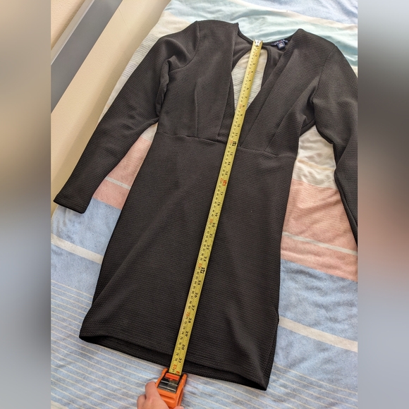 Black Plunge V-Neck Long Sleeve Dress with Large Key Hole Open Back - Picture 5 of 10